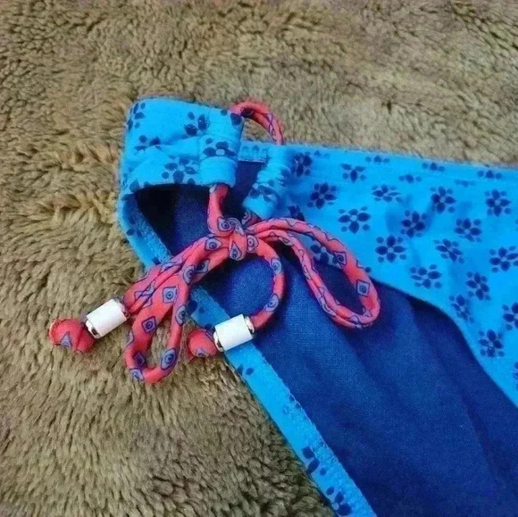 Old Navy Blue print bikini bottoms. Size L - Picture 4 of 4